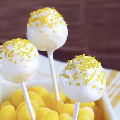 Lemon cake pops (12)