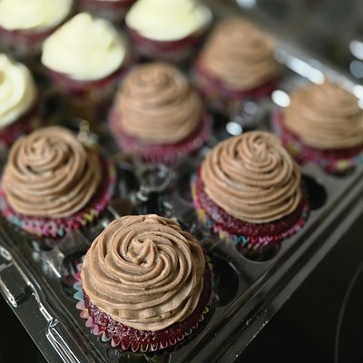 Custom Cakes And Cupcakes