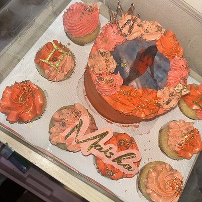 Bento Box ( 6 Inch Cake + 8 Matching Cupcakes ) 