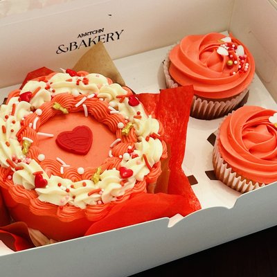 V-Day Cupcake Bento Box