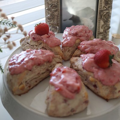 Strawberry 🍓 Cream Scone 
