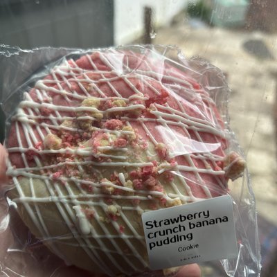 Strawberry Crunch Banana Pudding Cookie