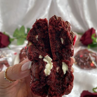 Red Velvet White Chocolate Chip Oreo Cookies (12)