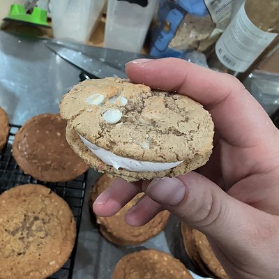 Strawberries & Cream Cookie Sandwiches - 4 Pk