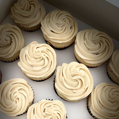 Salted Carmel Cupcakes (1/2 Dozen) 
