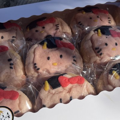Hello Kitty Grad