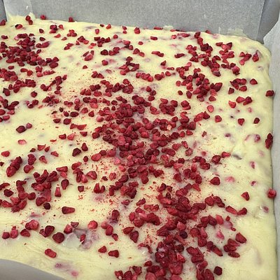12 Pieces White Chocolate & Raspberry Fudge
