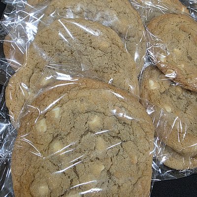 3 Oz White Chocolate Macadamia Nut Cookies 
