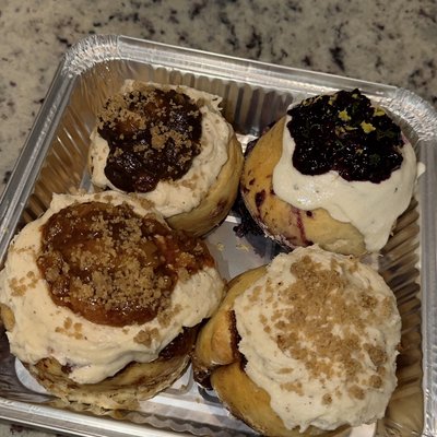 Cinnamon Roll Box - 12 Party Pack