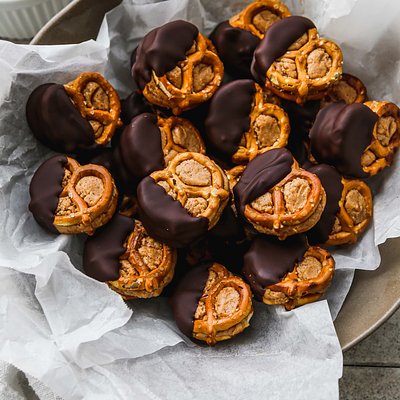 Peanut Butter Chocolate Pretzels 