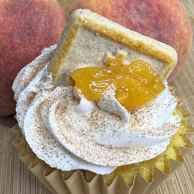 Peach Cobbler Cupcakes (filled) 