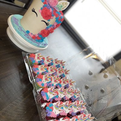 6 Inch Cake With Free Dozen Cupcakes Sale