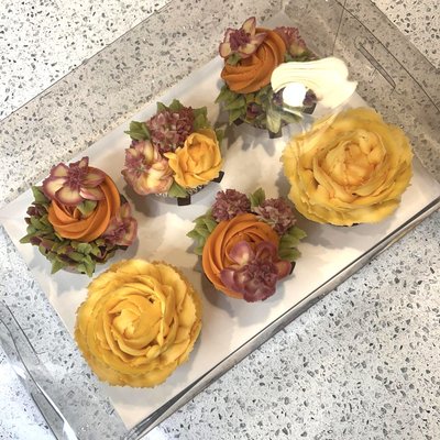 🌸 Luxe Floral Cupcake Box (6 Cupcakes) 