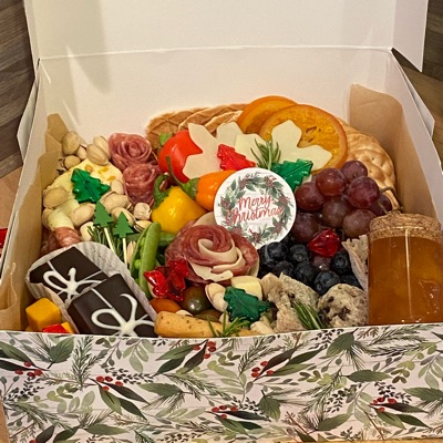Large Graze Box  15x11  4/6 people - 4 cheeses, 3 meats, 1spreads, seasonal fruits and veggies, crackers or bread, nuts, olives, and garnish. 10x10 in
