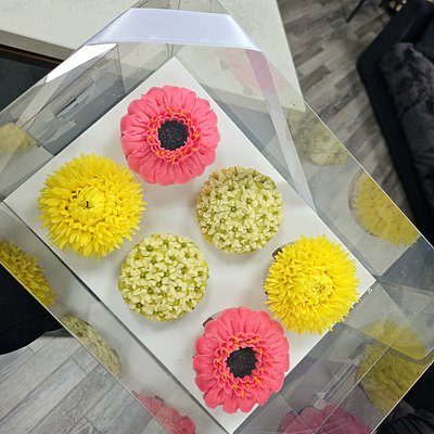 Boxed Floral Cupcakes 