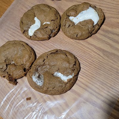 Gingerbread Marshmellow Stuffed Cookies 