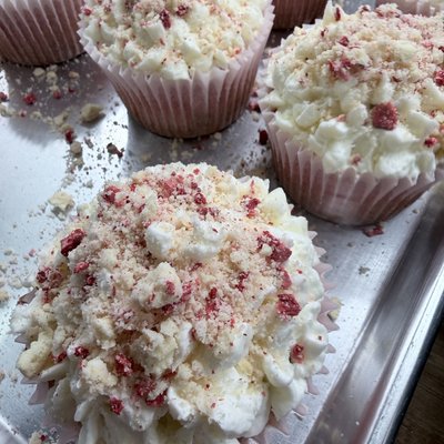 Strawberry crunch cupcakes