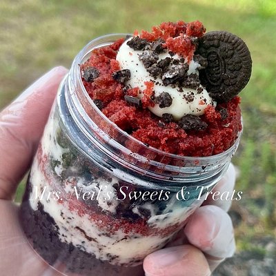 Red Velvet Cookies & Cream Cake Jar