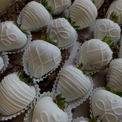 12 White Chocolate Covered Strawberries 