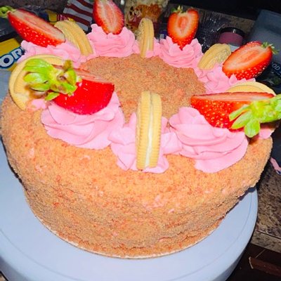 Strawberry Crunch Cake 