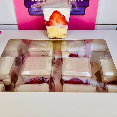 12 Mini Strawberry Shortcake Cup/ Vaso De Pastel Con Fresa. 