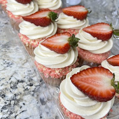 Strawberry Crunch Cupcakes (6ct)