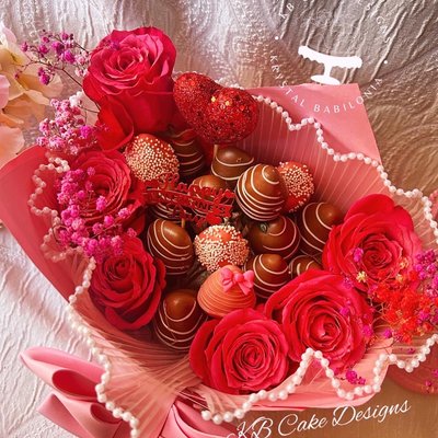 Strawberry arrangement Dozen Roses/berries