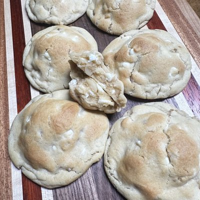 White chocolate Macadamia Cookie