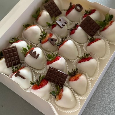 Strawberries covered chocolate boxes 