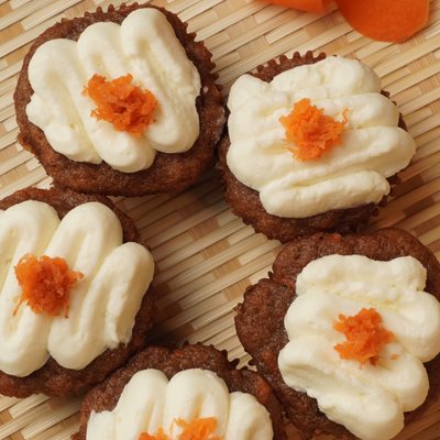 dozen carrot cake cupcakes