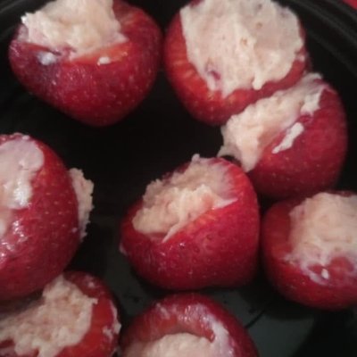 Cheesecake Stuffed strawberries 