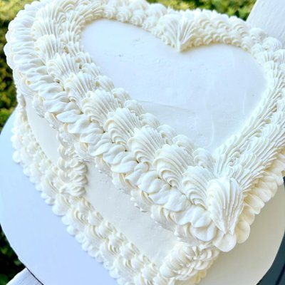 10 inch Vintage Heart Cake