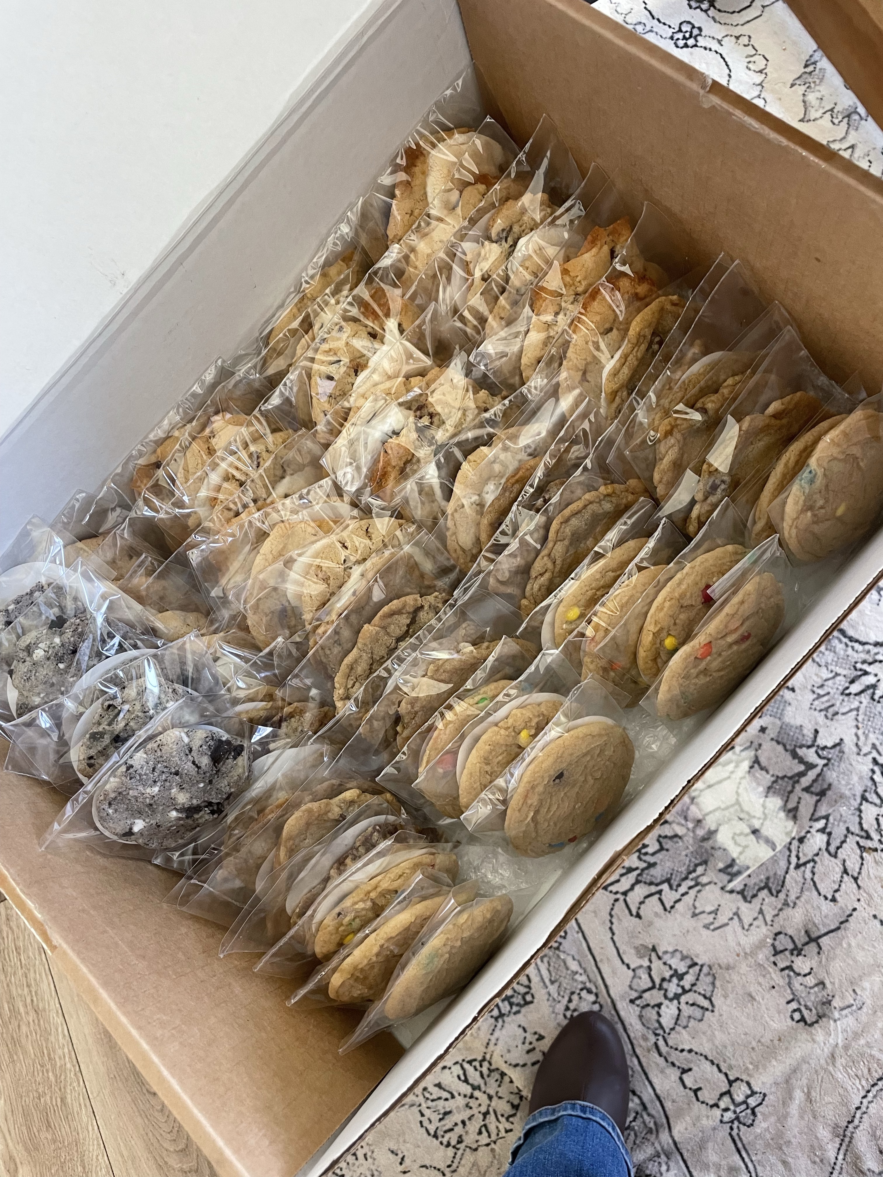 Assortment Gourmet Box - Half Dozen