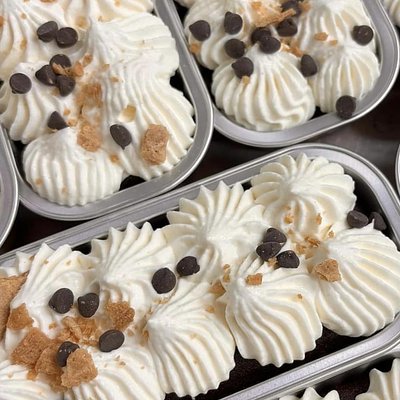 Mini Cakes (Chocolate Chips & Cream)