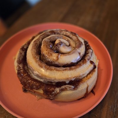 Long Fermented Jumbo Cinnamon Roll With Icing 