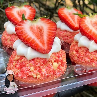 Strawberry Crunch Cupcakes 