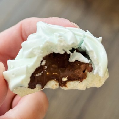 Suspiro’s Rose Filled With Nutella - Packaged Of 6 Units 