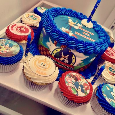 Round Cake & Cupcakes 