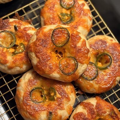 Sourdough Cheddar Jalapeño Bagel •6•
