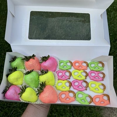 9 Berries & 12 Mini Pretzels (Any Color)