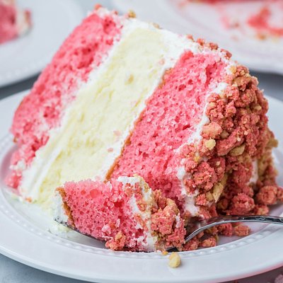 Strawberry Crunch Cheesecake Cake
