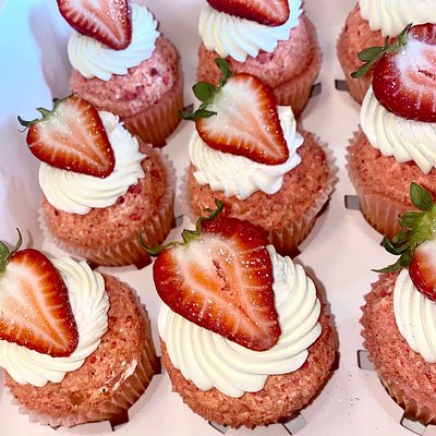 Strawberry Crunch Cupcakes (6)