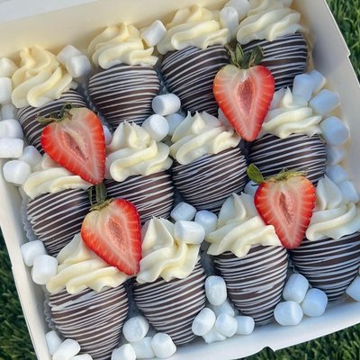 Cheesecake Filled Strawberries 