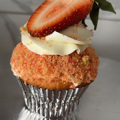 Strawberry Crunch Cupcakes 