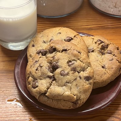 Ooey Gooey Chocolate Chip Cookies (6x 4” Cookie)