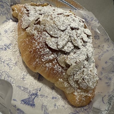 Almond croissant 
