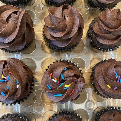 12 Chocolate Cupcakes