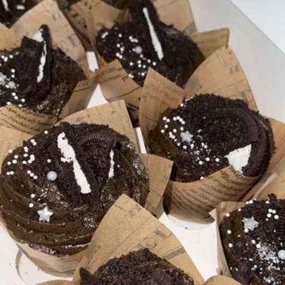 12 Cookies And Cream Cupcakes
