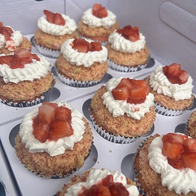 Cupcakes - half dozen or dozen, regular or filled 