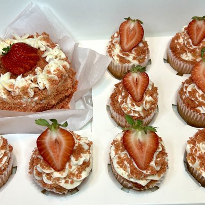 4 Inch Cake & 8 Custom Cupcakes